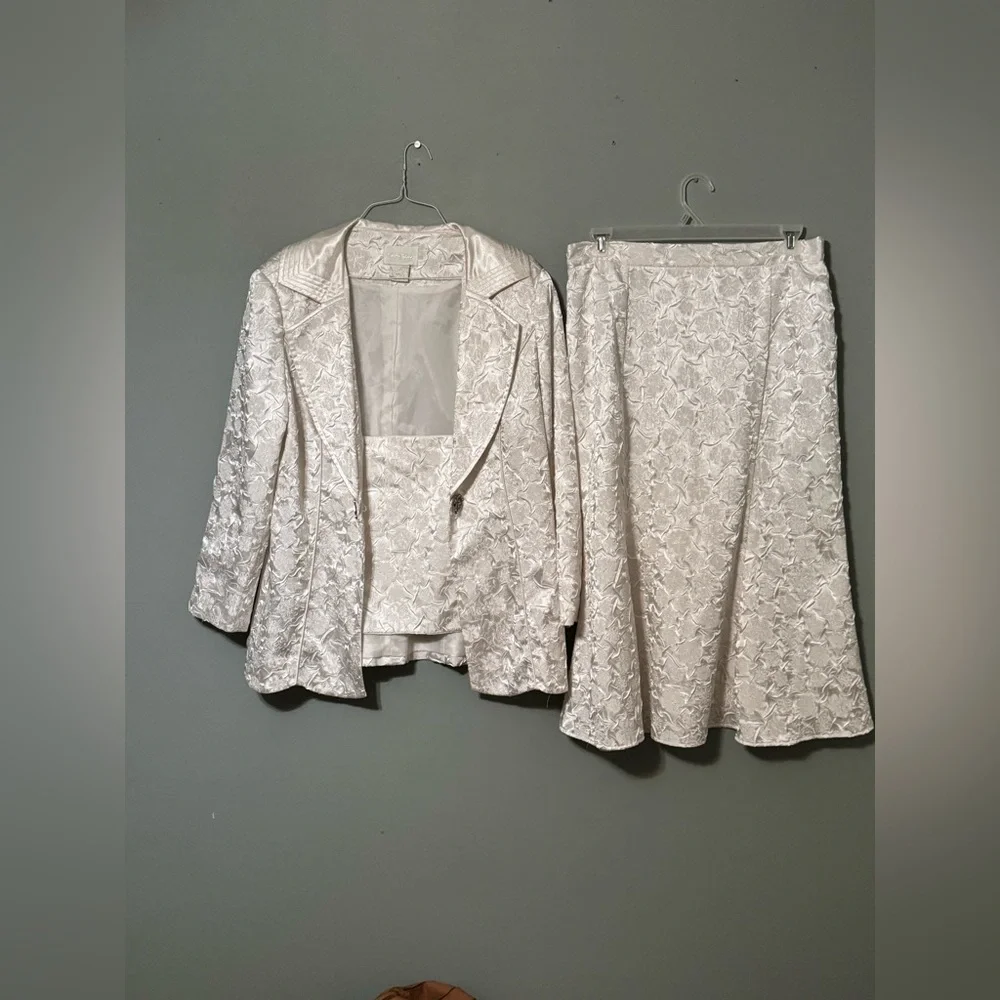 Elegant Cream Brocade Skirt Set - Picture 1 of 11